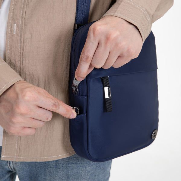Lockable main compartment