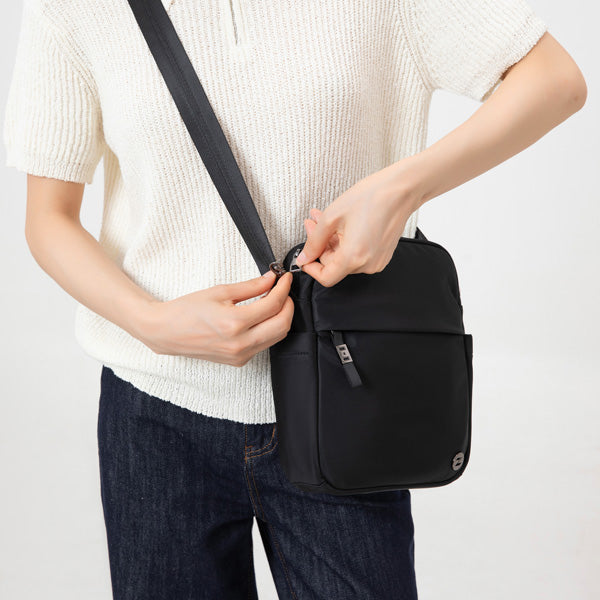 Lockable main compartment