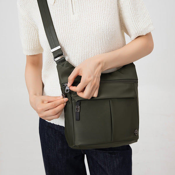 Lockable main compartment
