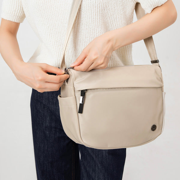 Lockable main compartment