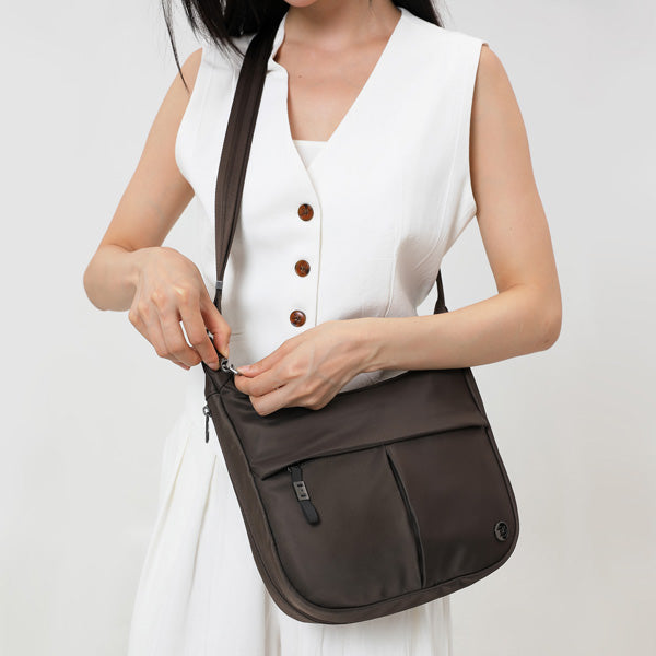 Lockable main compartment